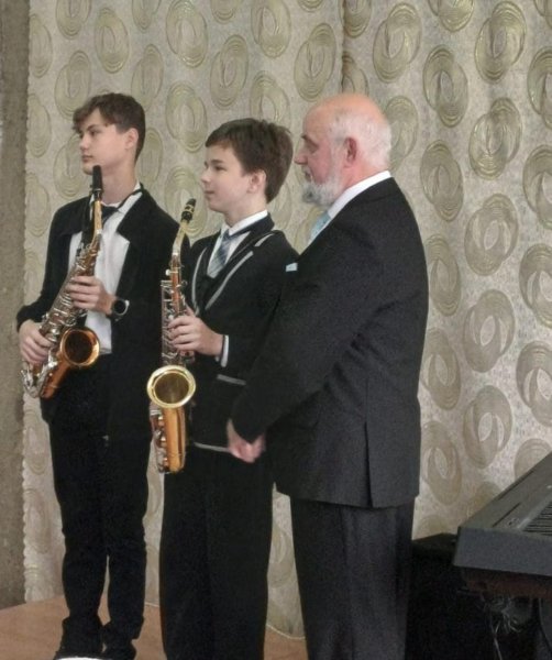 Выступление саксофонистов.