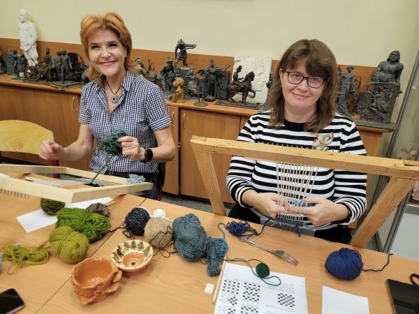 Приняли участие, соткали образцы