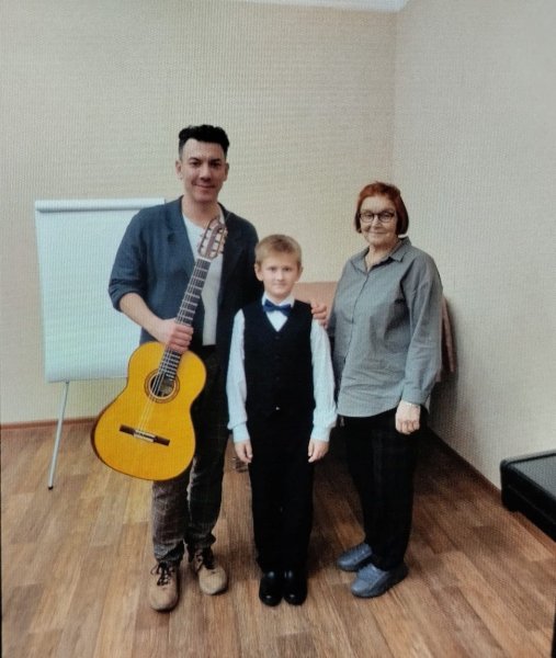 Звучи гитара шестиструнная...